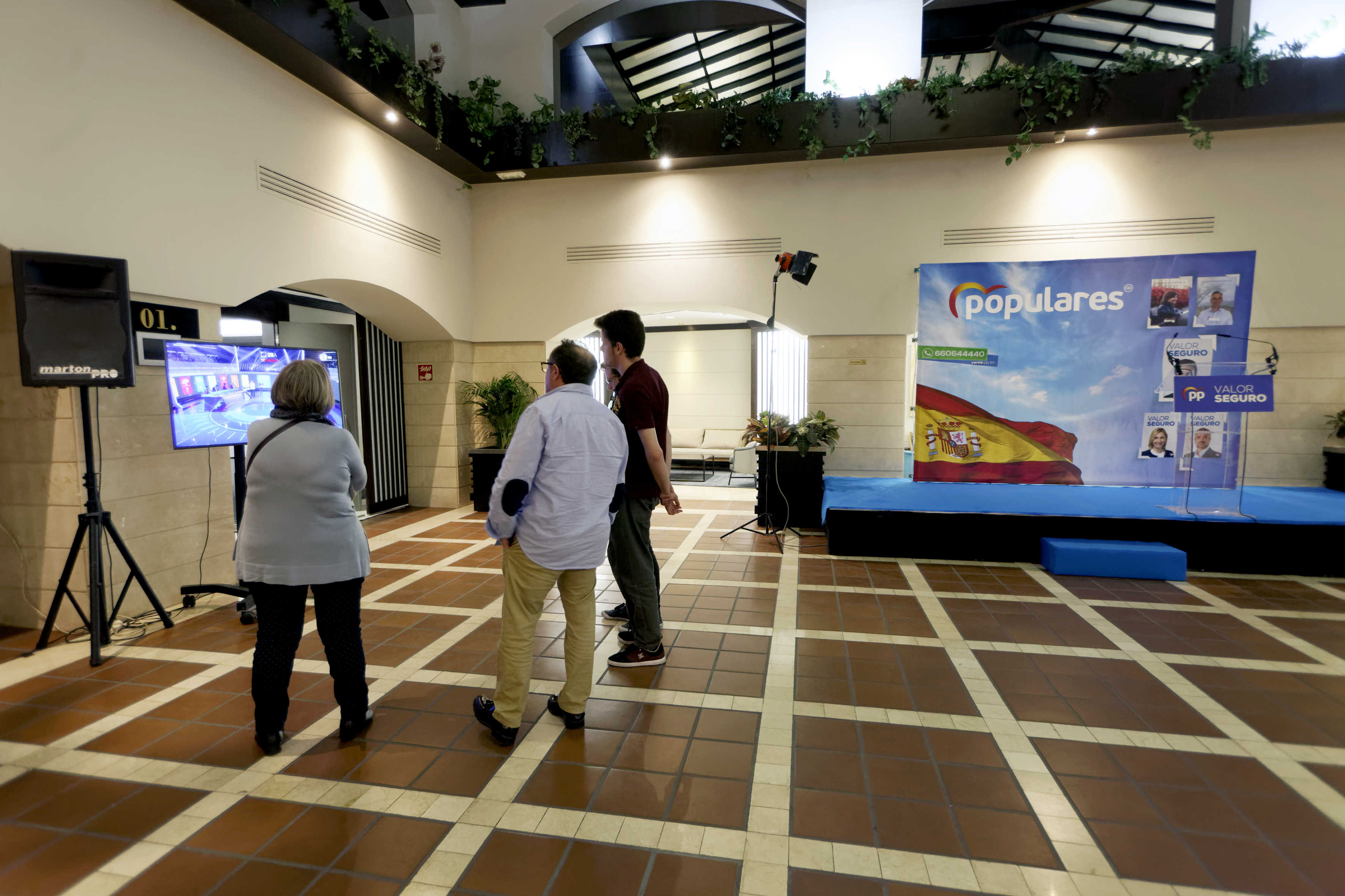 Desolado ambiente que se respiró en el PP tras conocer los resultados del pasado 26-A en Castelló. (Foto: ANTONIO PRADAS - 