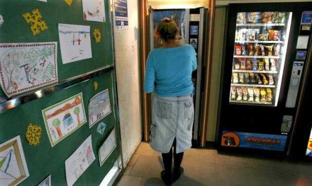 Generalitat incumple en hospitales y colegios su decreto de alimentación saludable un año después