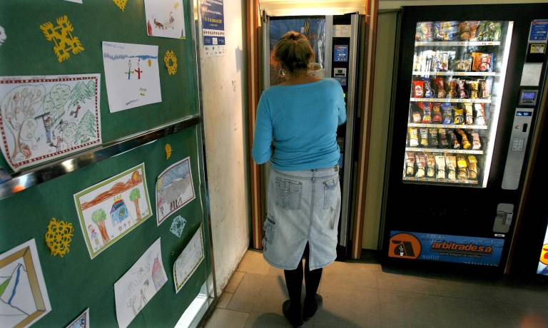 Generalitat incumple en hospitales y colegios su decreto de alimentación saludable tras un año en vigor