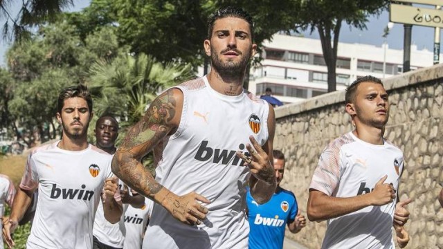 Los jugadores el Valencia vuelven a entrenar al antiguo cauce del río Turia
