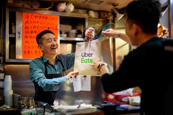 Los VTC no, pero la 'app' de comida a domicilio sí: Uber Eats se estrena en Alicante