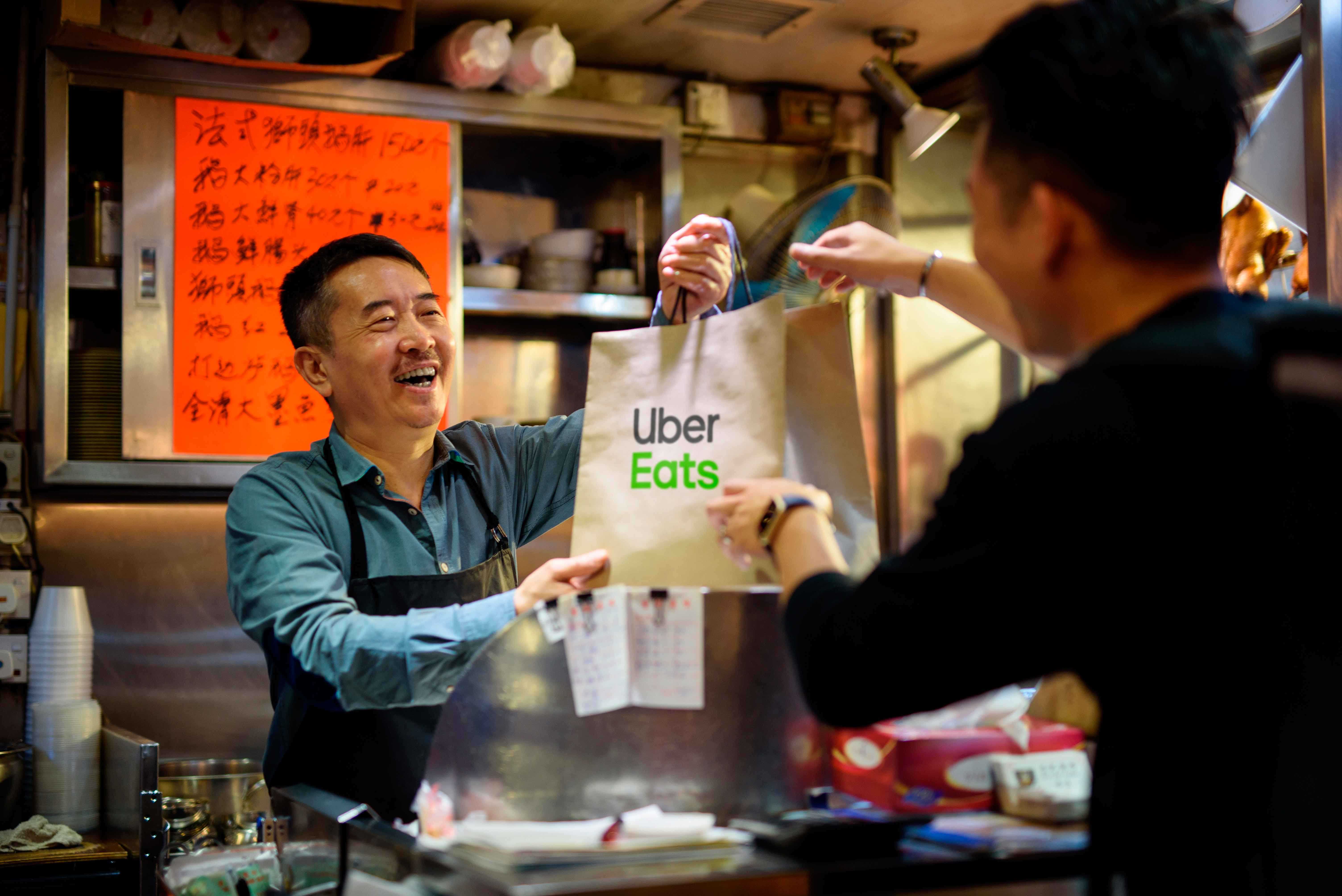 Los VTC no, pero la 'app' de comida a domicilio sí: Uber Eats se estrena en Alicante