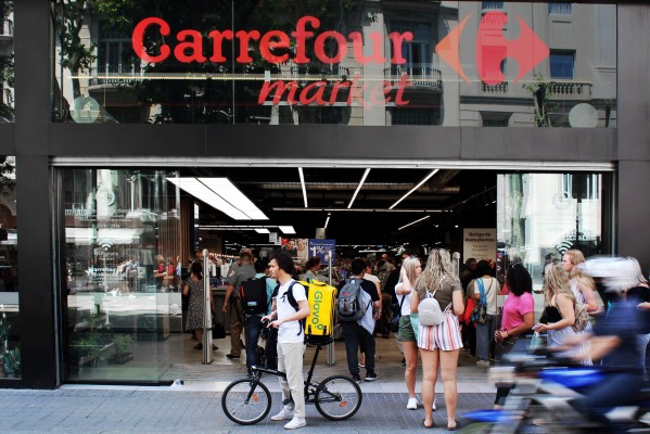 Carrefour y Glovo se unen para ofrecer pedidos de supermercado a domicilio en 30 minutos