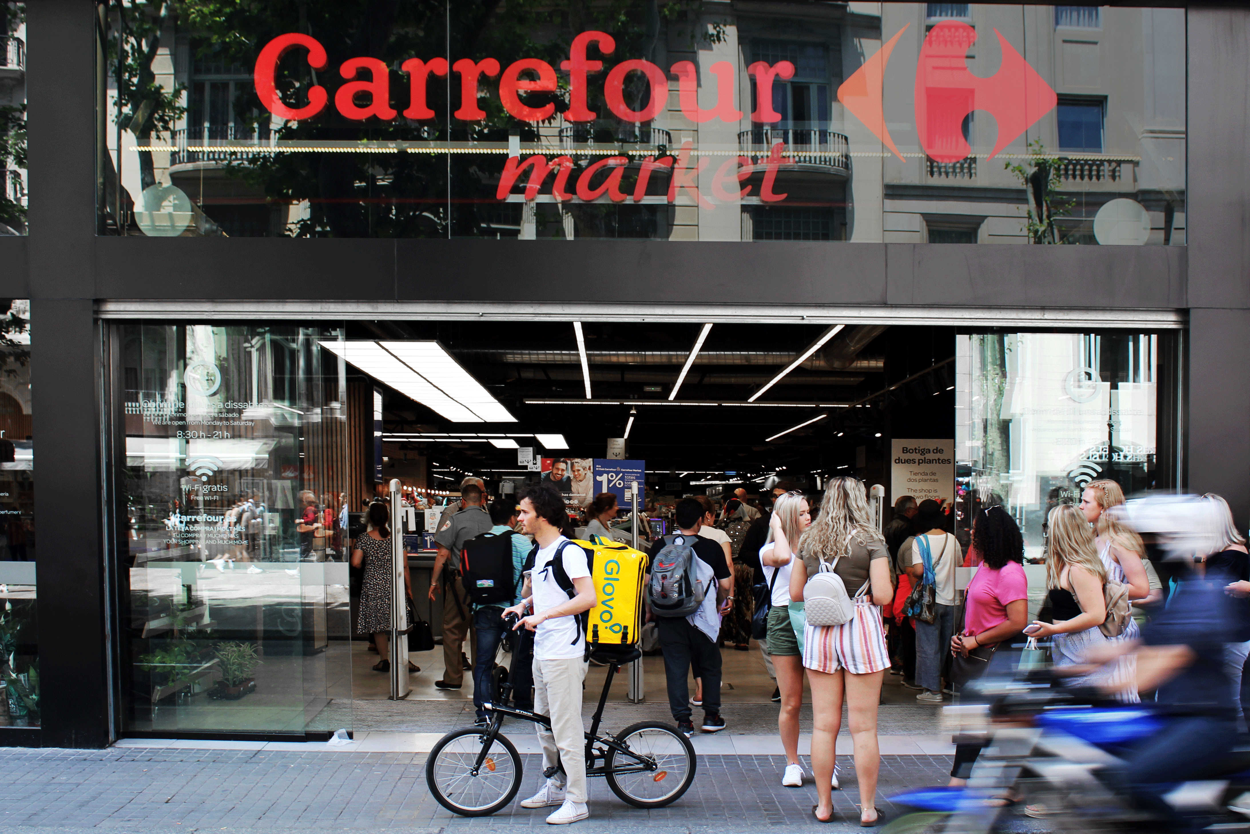 Carrefour y Glovo se unen para ofrecer pedidos de supermercado a domicilio en 30 minutos