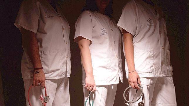 Guía para seguir el enfrentamiento entre médicos y enfermeros por la 'prescripción' de medicamentos