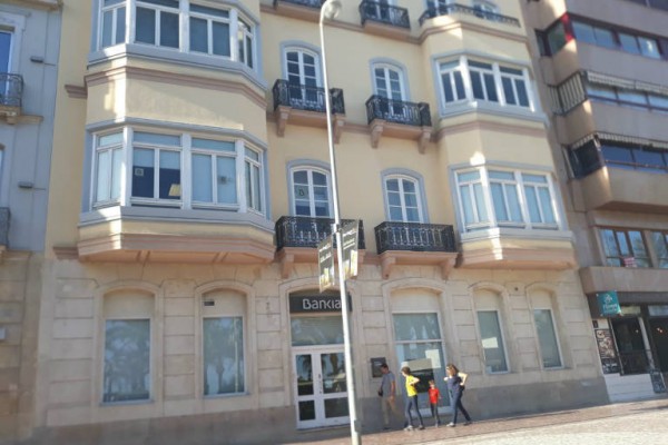Bankia sale de su antigua sede tras venderla a los Alcaraz... con la 'operación Garrigues' parada