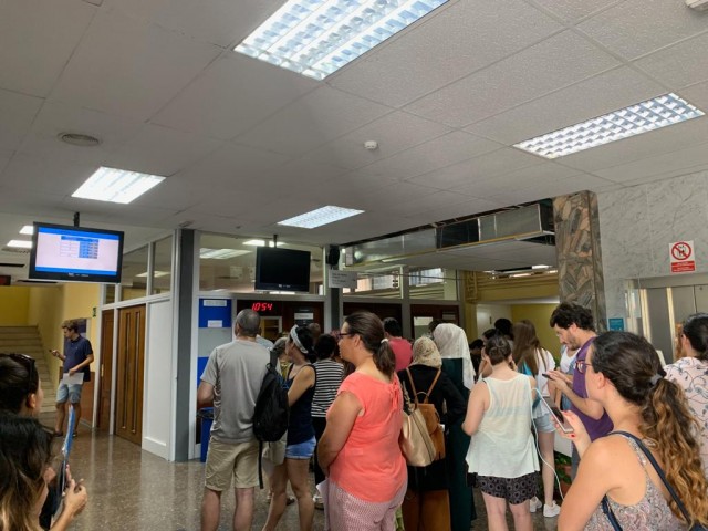Dos horas de retraso en el primer día de matriculaciones de la EOI de València