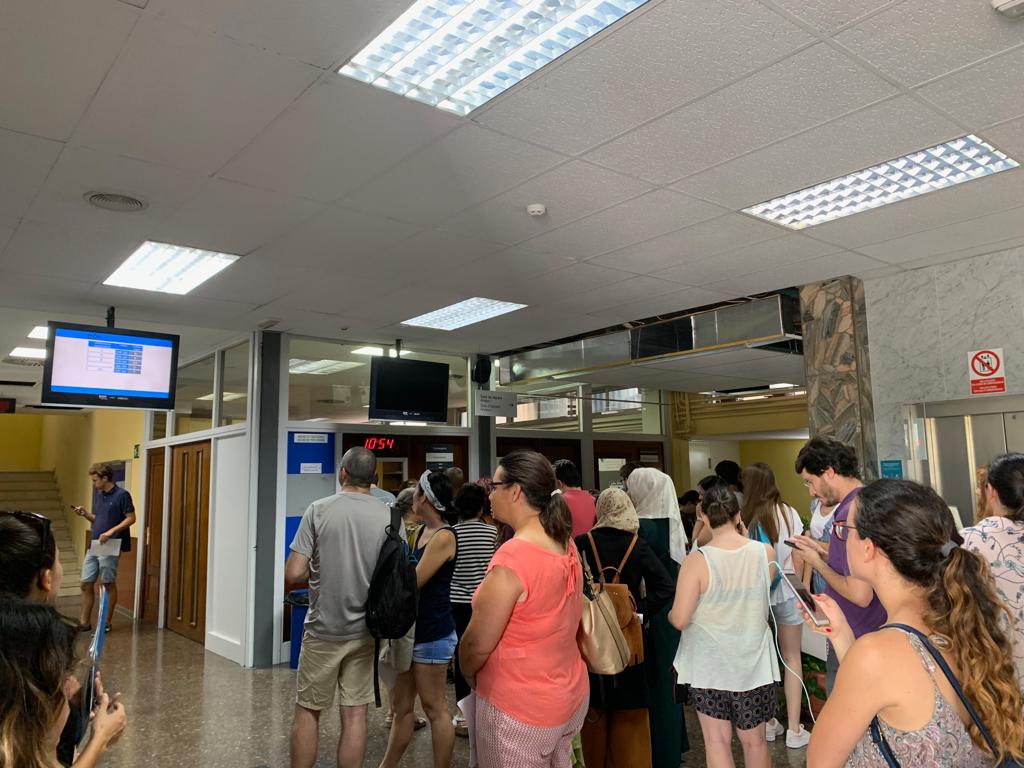 Dos horas de retraso en el primer día de matriculaciones de la EOI de València
