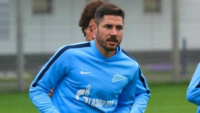 El centrocampista Javi García llegó a Sevilla para cerrar su contratación