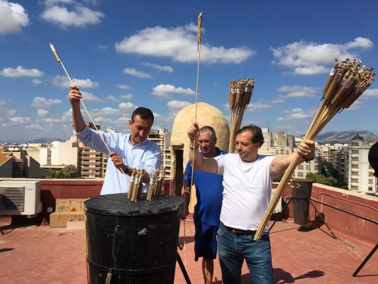 Todo listo en Elche para iluminar el cielo en la Nit de l'Albà
