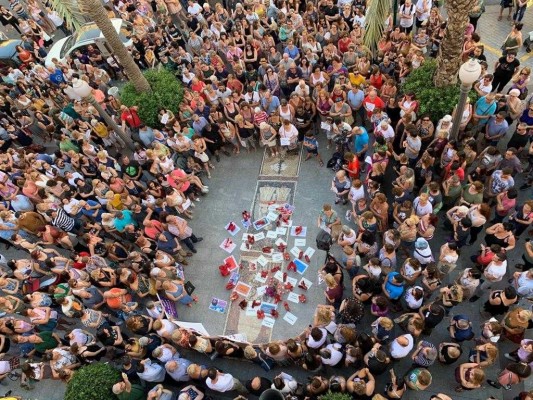 Cerca de 2.000 personas se concentran contra el último asesinato machista, acaecido en Elche