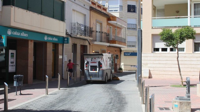 Xilxes refuerza la limpieza viaria en el núcleo marítimo durante los meses de verano 