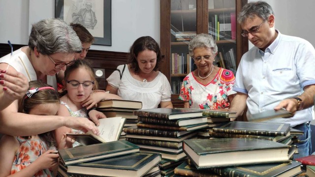 La familia de Rafael Martínez Morellá dona al Gil-Albert la colección privada de libros de la CAPA