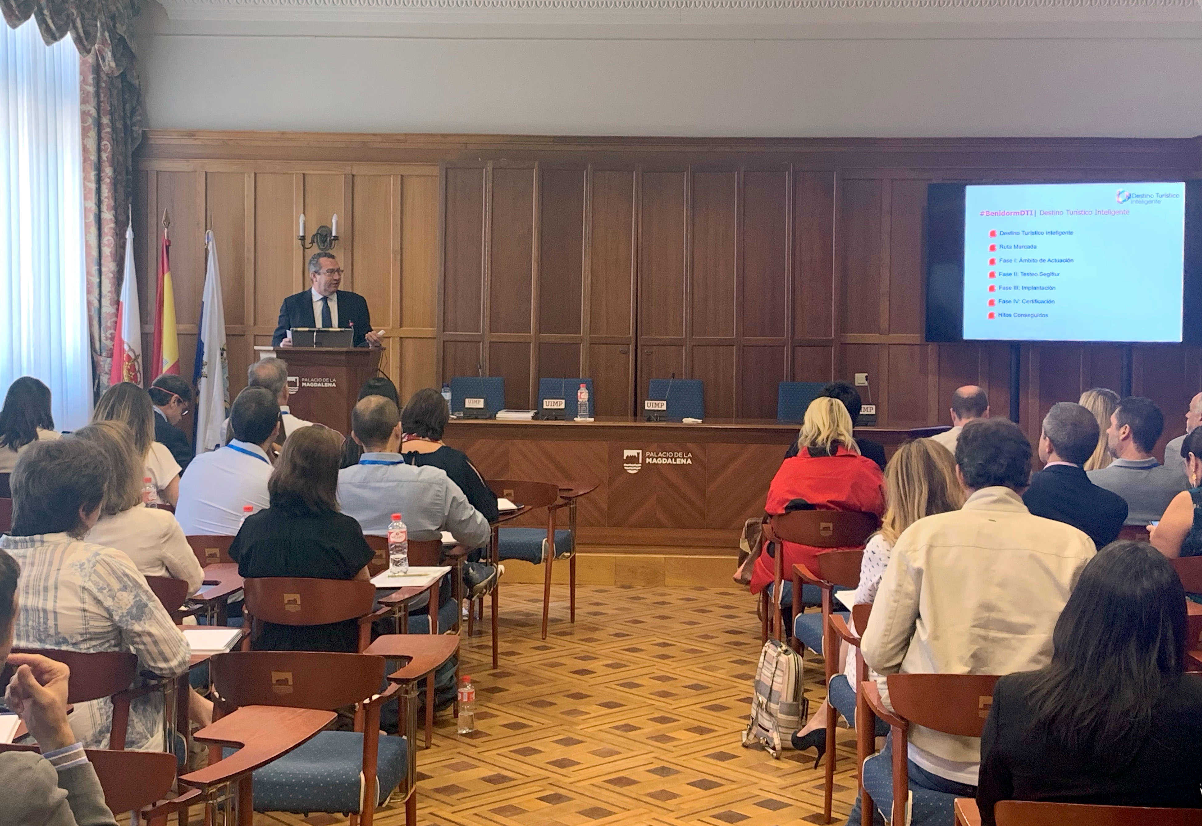 
El alcalde expone la experiencia de Benidorm como DTI en un curso de verano
de la UIMP 