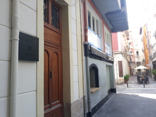 La 'fiebre' no cesa: el edificio en ruinas de la plaza Balmis se convierte en pisos turísticos