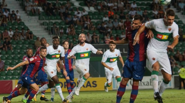 El Levante se adjudica el Trofeo Festa d'Elx ante un Elche voluntarioso