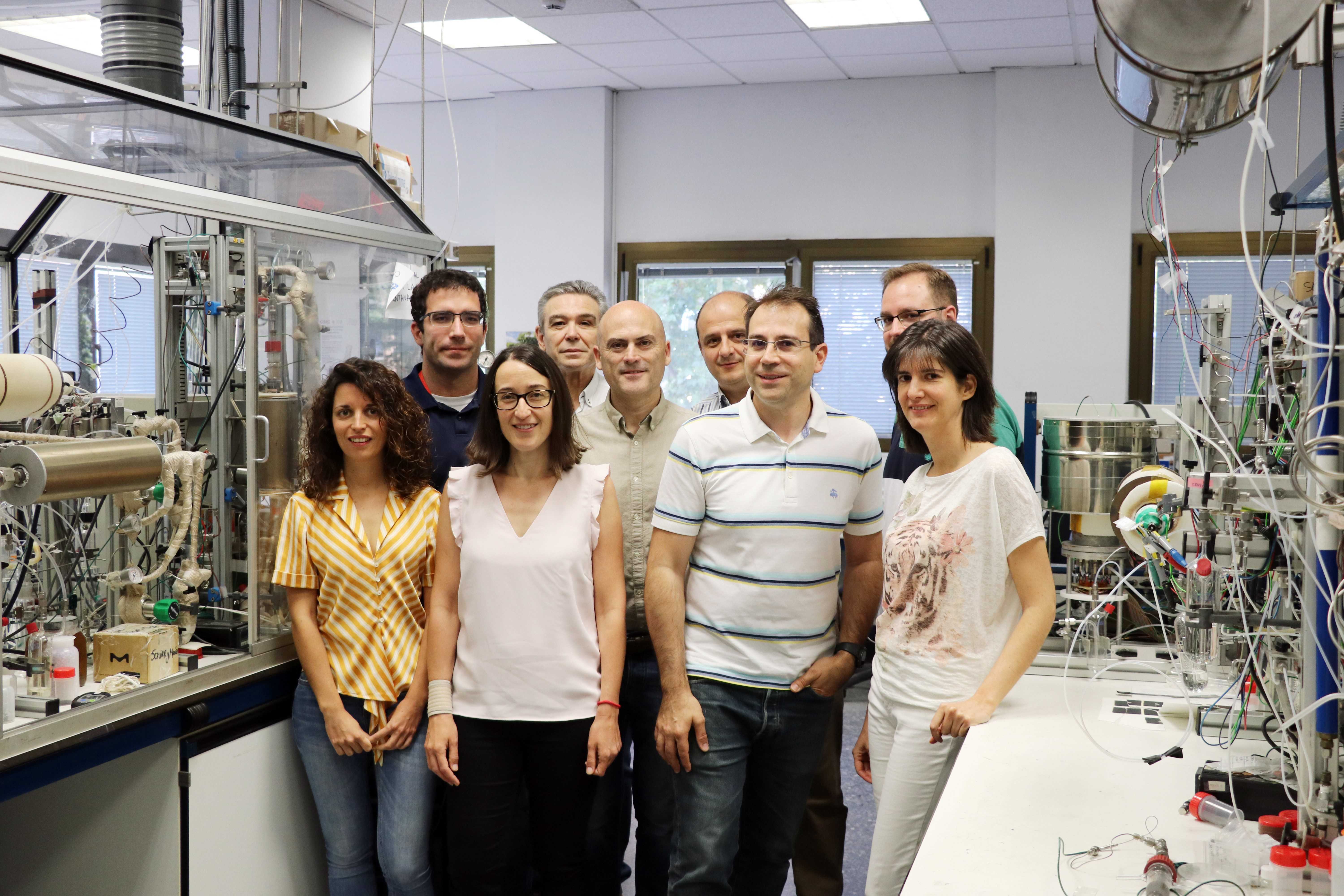 El equipo de la UPV que trabaja en el proyecto eCOCO2. Foto: EFE - 
