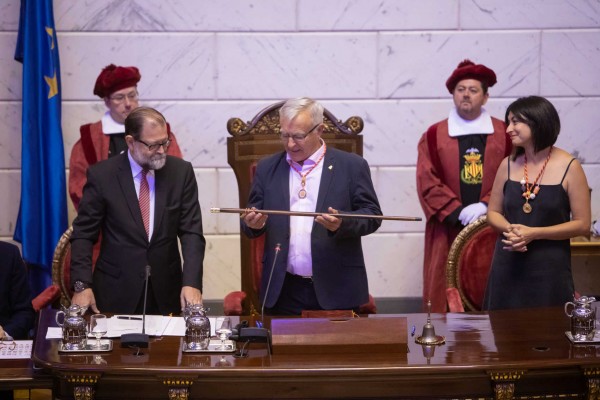 Ribó lamina a la oposición