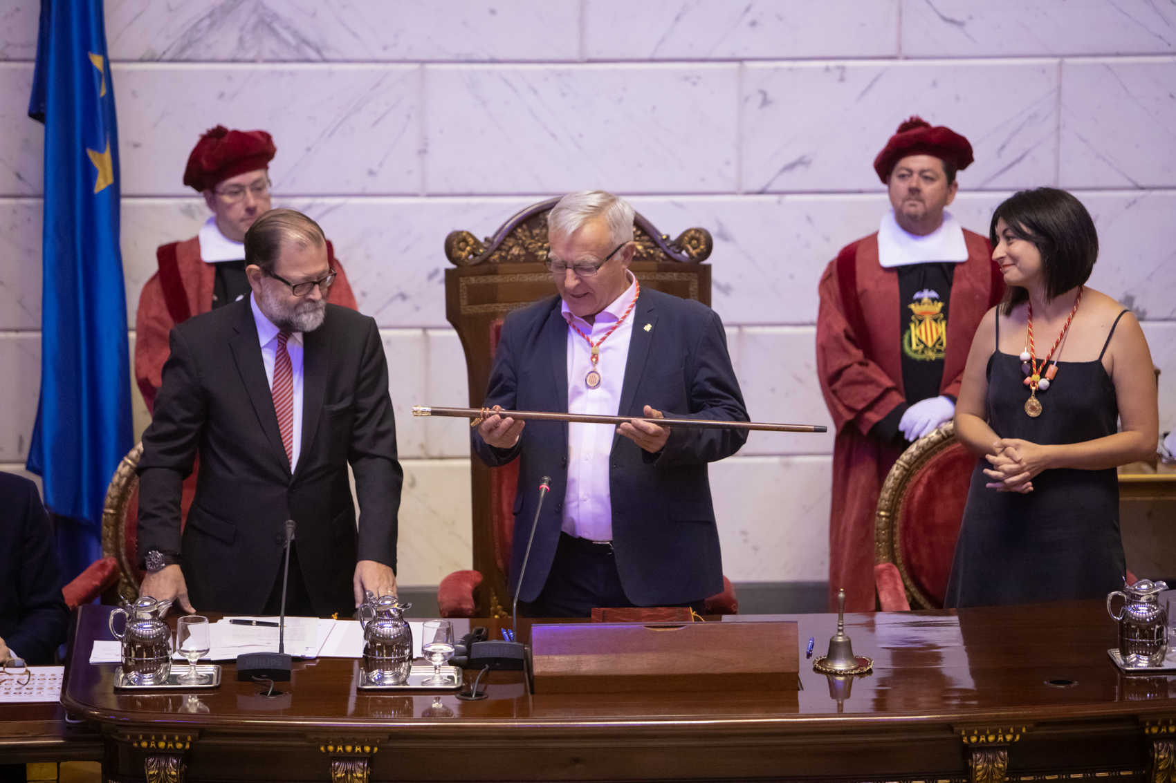 Ribó lamina a la oposición