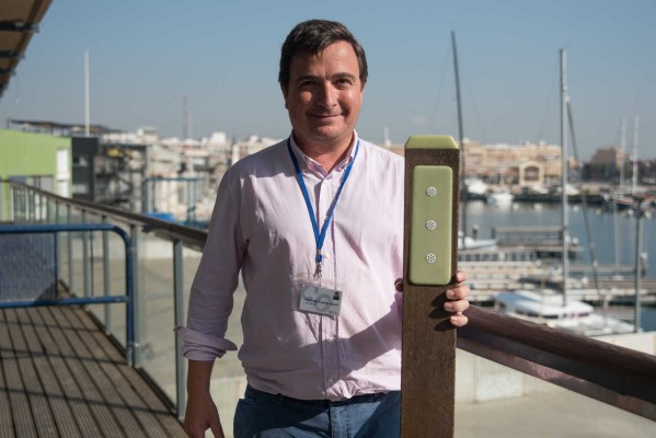 La empresa valenciana Nightway crea balizas con plástico reciclado que brillan en la oscuridad