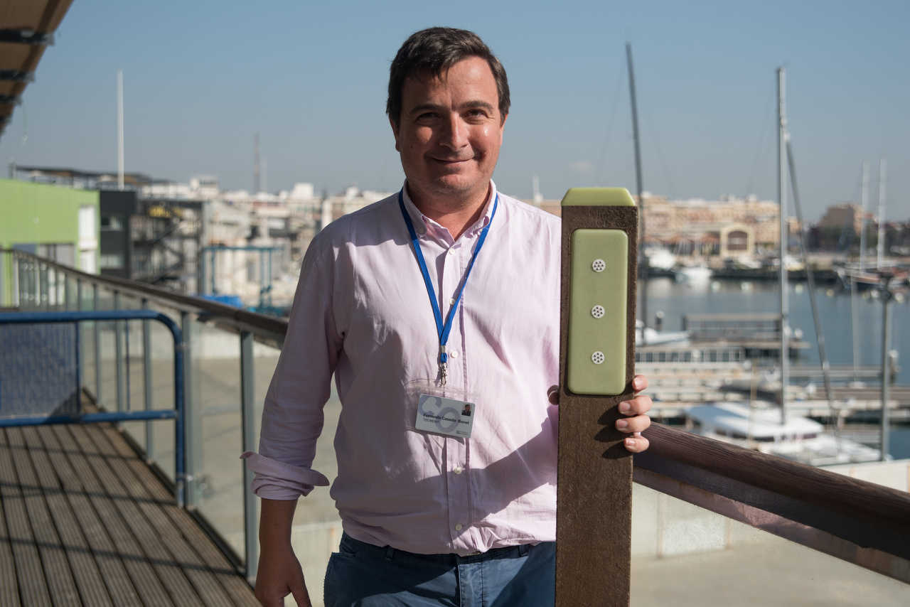 La empresa valenciana Nightway crea balizas con plástico reciclado que brillan en la oscuridad