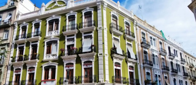 Generalitat y Fomento movilizarán suelo público para aumentar el parque de vivienda en alquiler

