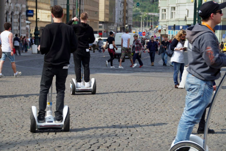 Benidorm saca de sus aceras a las visitas guiadas en segway: obligadas a ir también por la carretera