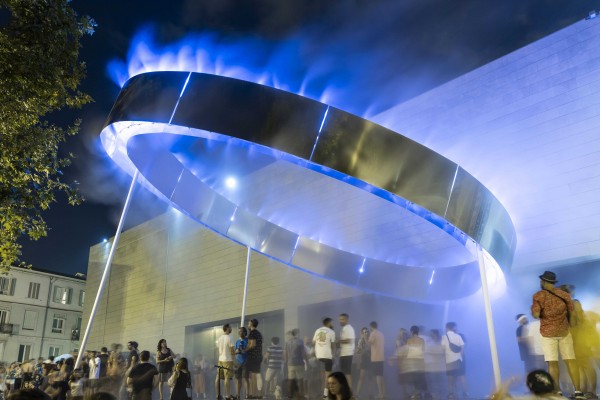 Música electrónica y lluvia artificial en 'Los escalones del IVAM'