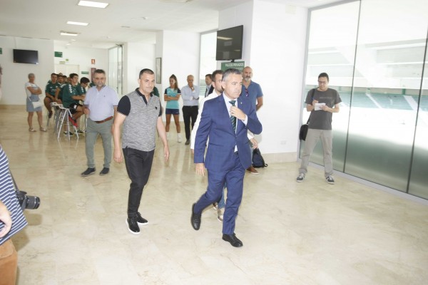 García se muestra optimista con la cesión de Jony y Manu al Murcia, pese a las objeciones del primero