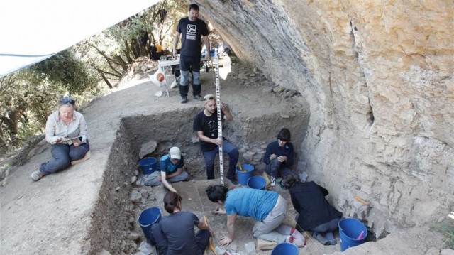 Hallan más de 600 restos de herramientas paleolíticas en la Cova la Foia de Vilafranca  