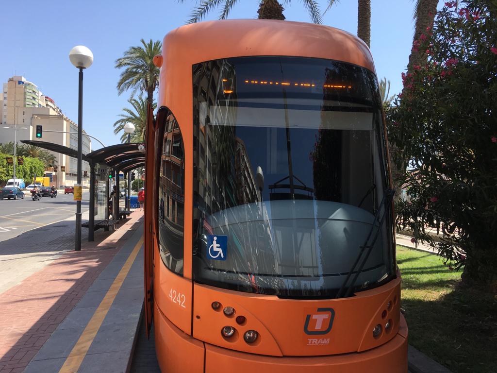 La nueva línea del Tram entre Playa de San Juan y Plaza del Mar supera los 75.000 viajeros en un mes