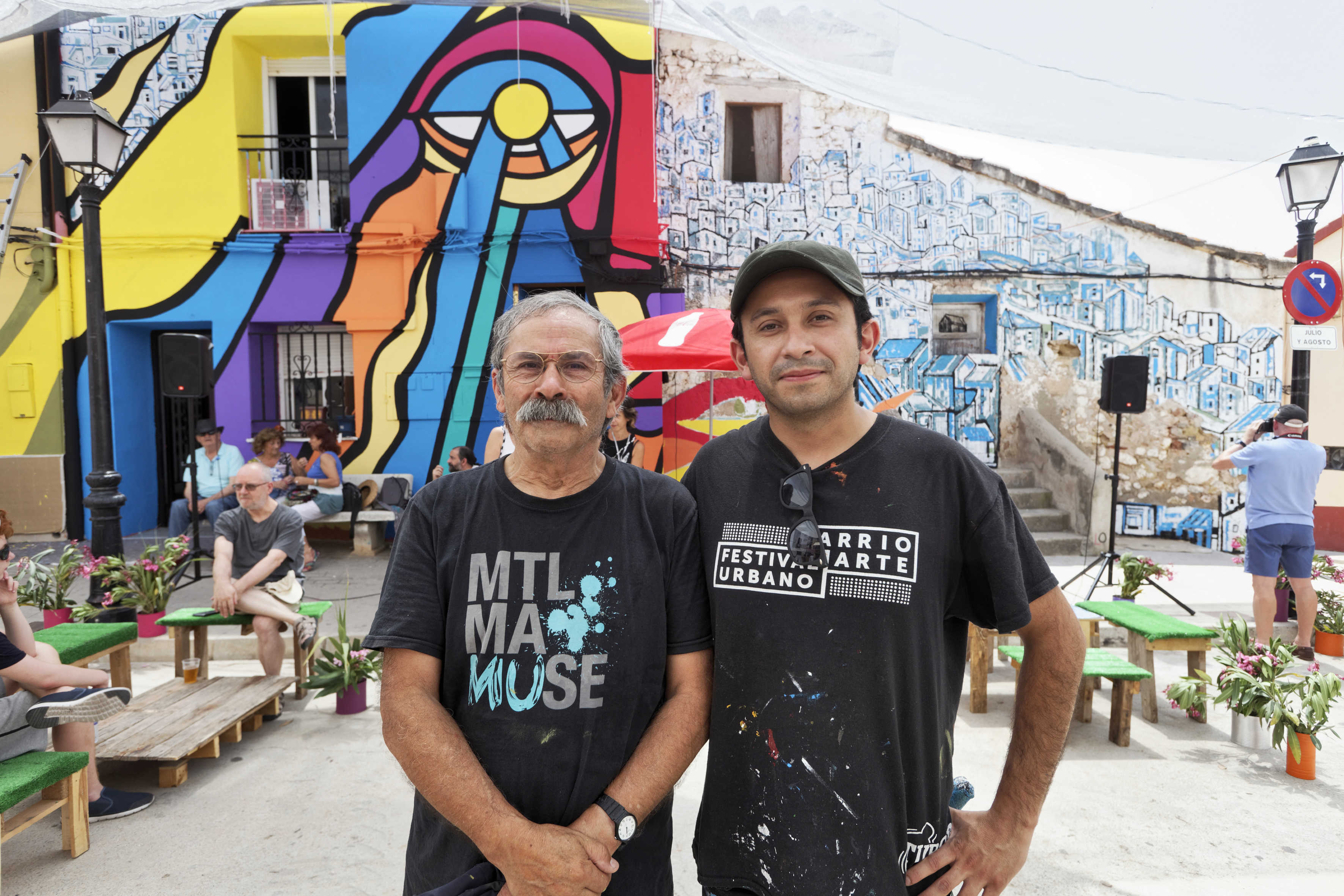A la izquierda el mural de Mono González y a la derecha el de Perro Seco. Fotos: ANTONIO PRADAS - 