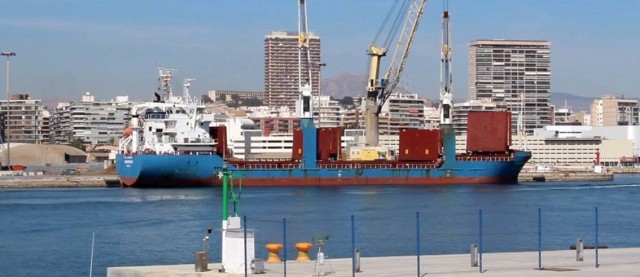 Controlado el vertido de un buque en el Puerto de Valèncian tras activar barreras anticontaminación