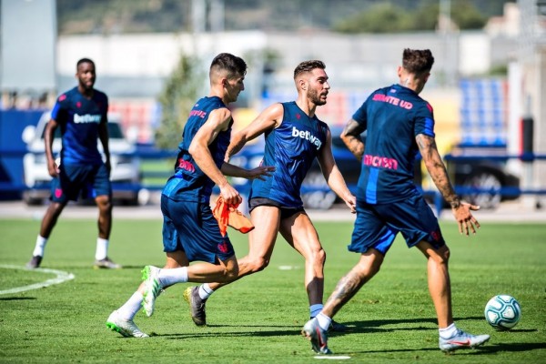 Bardhi regresa de sus vacaciones y acude a la ciudad deportiva del Levante

