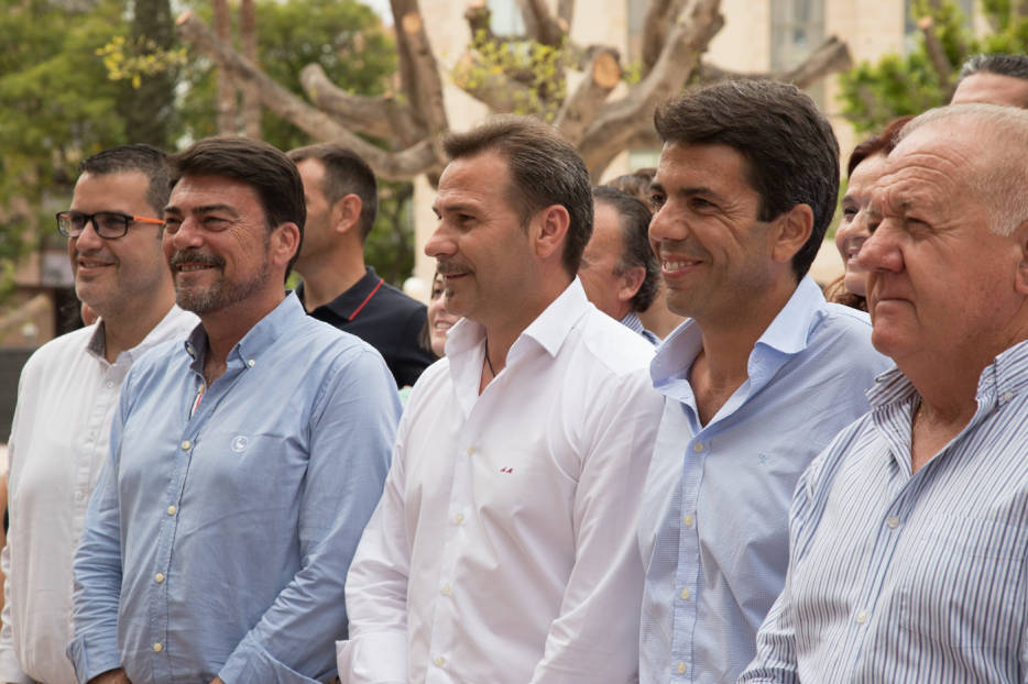 Mazón sondea a sus diputados para cuadrar competencias: él podría asumir Turismo