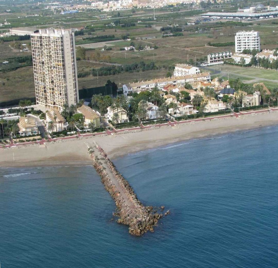 El Puig cierra temporalmente dos playas por un vertido de aguas fecales