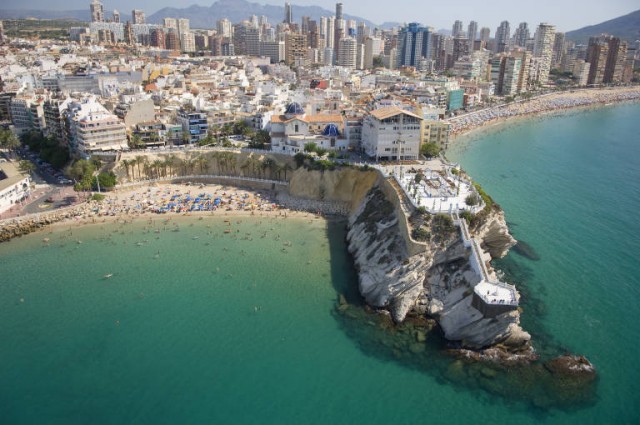 Recuperación dispar de la vivienda en la costa: Alicante y Valencia concentran la obra nueva