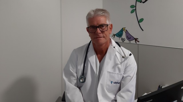 El doctor Bermell desmiente que la orina sea un buen remedio para aliviar las picaduras de medusa