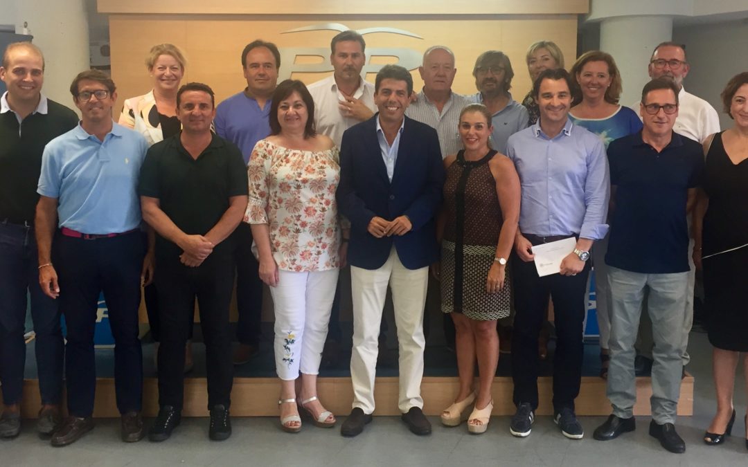 Carlos Mazón, rodeado por los futuros diputados provinciales del PP en Alicante. Foto: PP - 