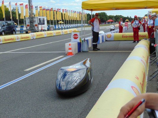 Gran resultado de los bólidos de un IES de Alcoy y la UMH en la carrera Shell Eco-Marathon
