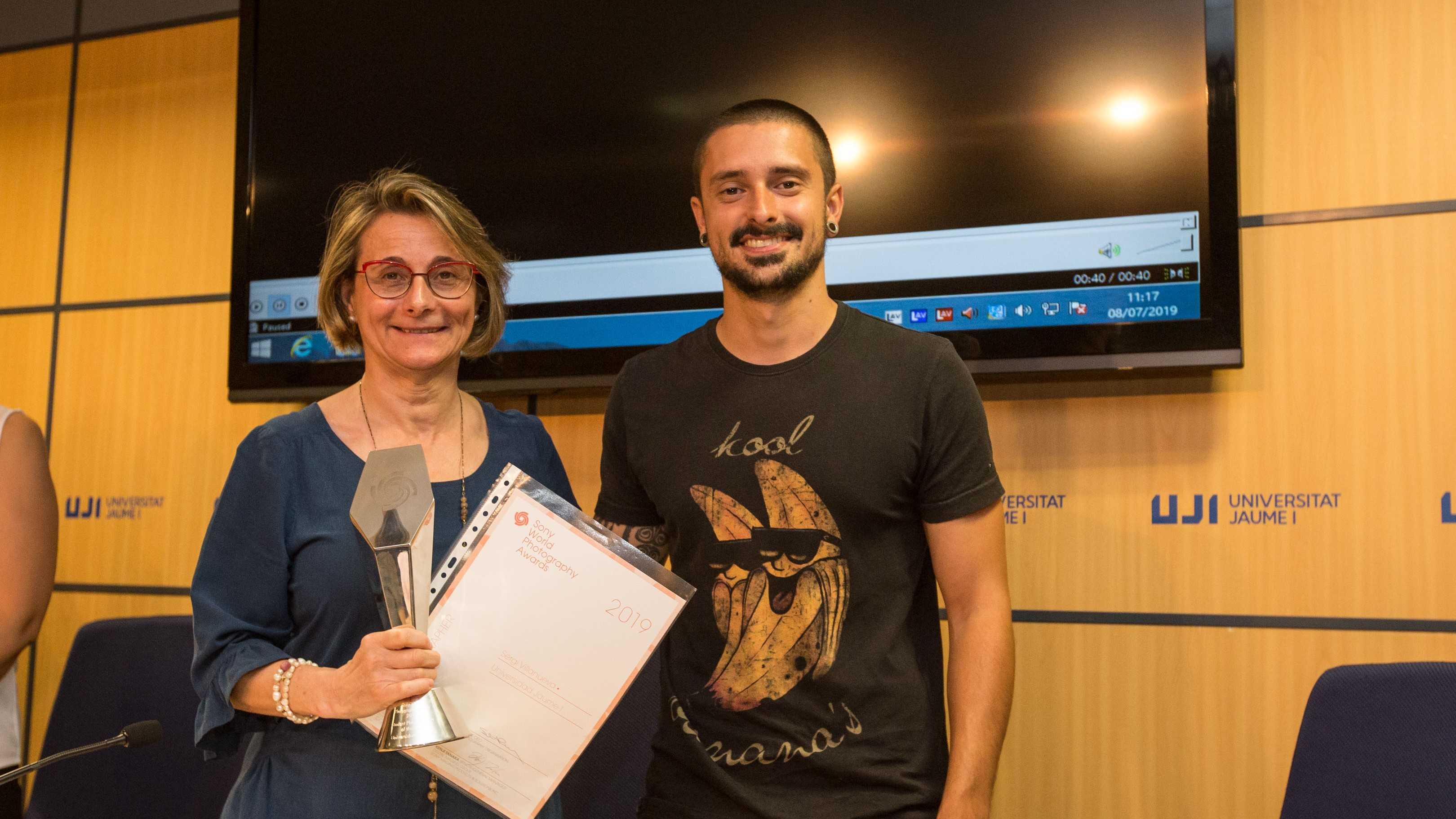 El alumno de la Uji que ganó el Sony World Photography Awards entrega el trofeo a la rectora