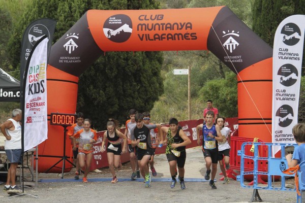 Más de un centenar de niños se atreven a practicar red escala vertical o 'slackline' en Vilafamés