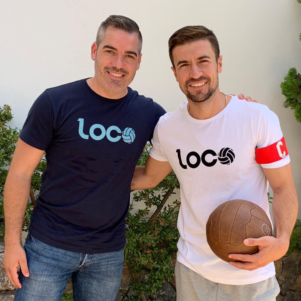 Antonio López y Gaby posando con las camisetas de la marca. - 
