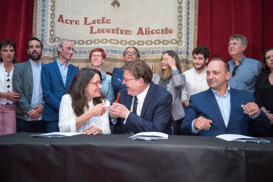 Oltra, Puig y Dalmau en la firma del Botànic II. Foto: RAFA MOLINA - 