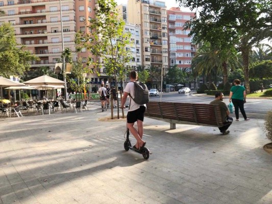 Alicante también se adelanta a la DGT y regula el patinete eléctrico: casco y seguro obligatorio 