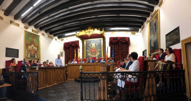 La legislatura arranca en Elche enconada a cargo de las retribuciones y una oposición 