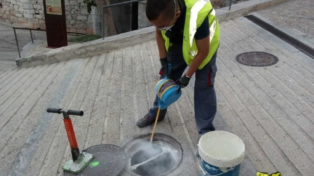 Peñíscola trabaja en el control de plagas con la fumigación de acequias y alcantarillado