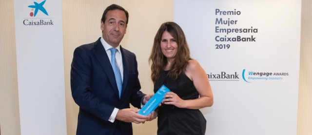 Gonzalo Gortázar entrega a Ángela Pérez el premio Mujer Empresaria en la Comunitat Valenciana 2019 de CaixaBank