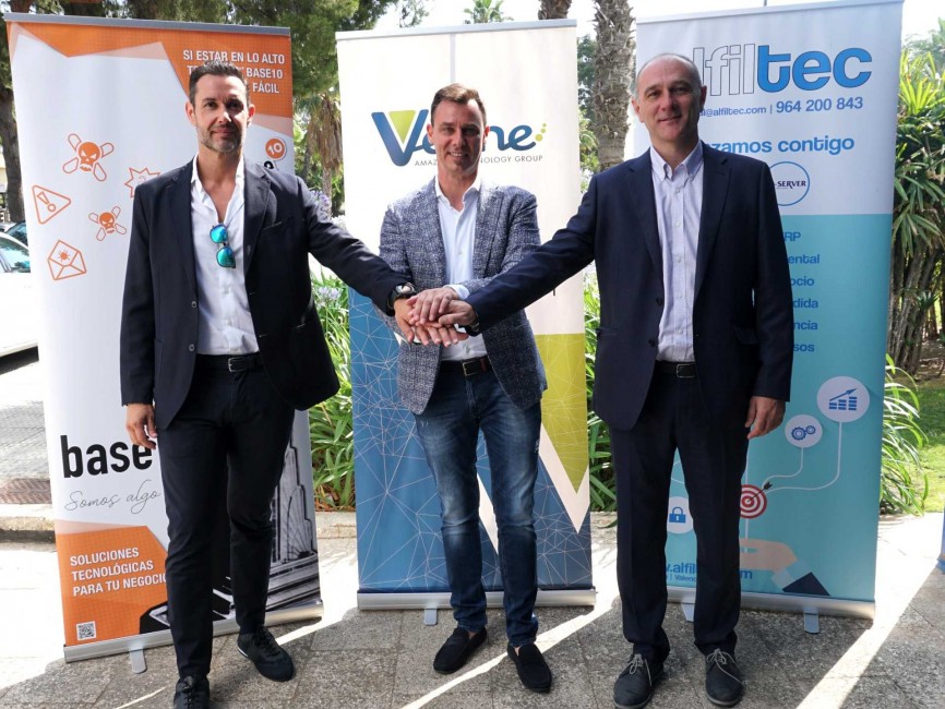 Gianni Cecchin, CEO del Grupo Verne, en el centro con los responsables de Base 10 y Alfiltec - 