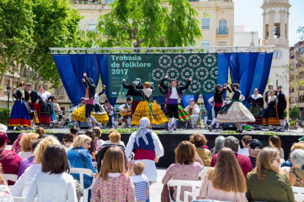 Música popular, bailes y fuegos tradicionales en las 'Nits de Folk'